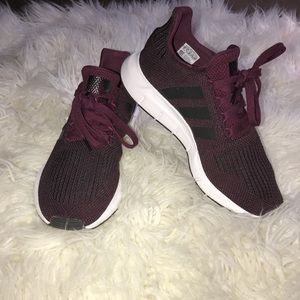 Maroon/Cblack Swift Run J Sneakers ❤️